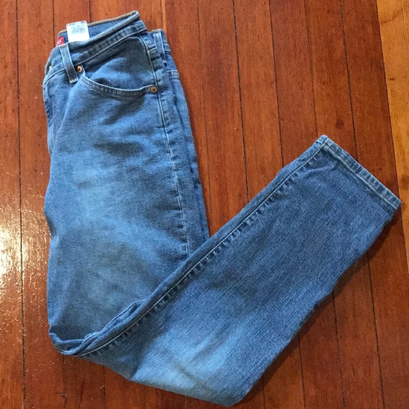 Levi’s High-Rise Mom Jeans - Picture 1 of 8